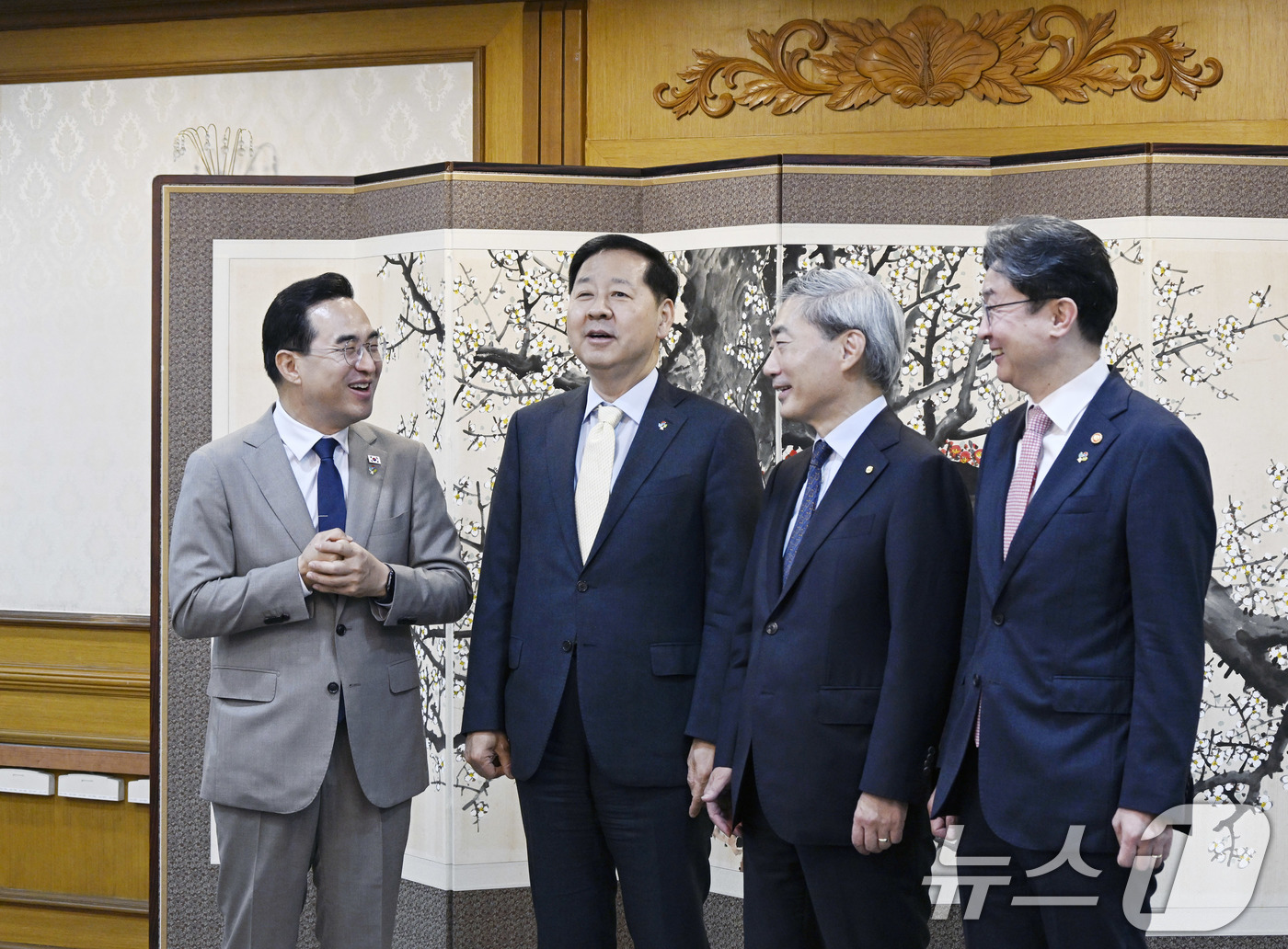 (서울=뉴스1) = 10일 오전 서울 종로구 정부서울청사에서 열린 '확대거시재정금융간담회'에서 참석자들이 기념촬영을 하고 있다. 왼쪽부터 박홍근 기획예산처 장관, 구윤철 부총리 겸 …