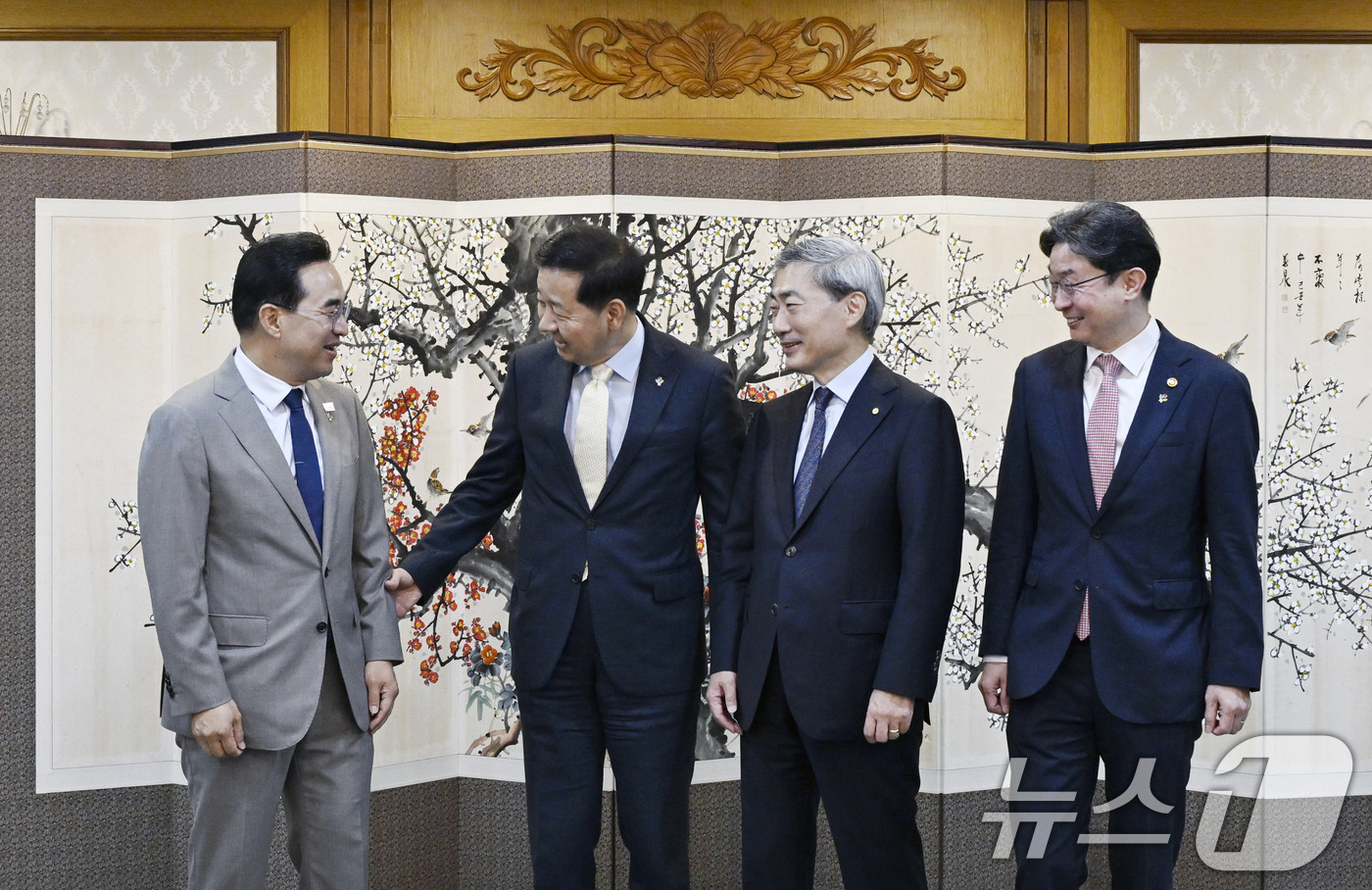 (서울=뉴스1) = 10일 오전 서울 종로구 정부서울청사에서 열린 '확대거시재정금융간담회'에서 참석자들이 기념촬영을 하고 있다. 왼쪽부터 박홍근 기획예산처 장관, 구윤철 부총리 겸 …