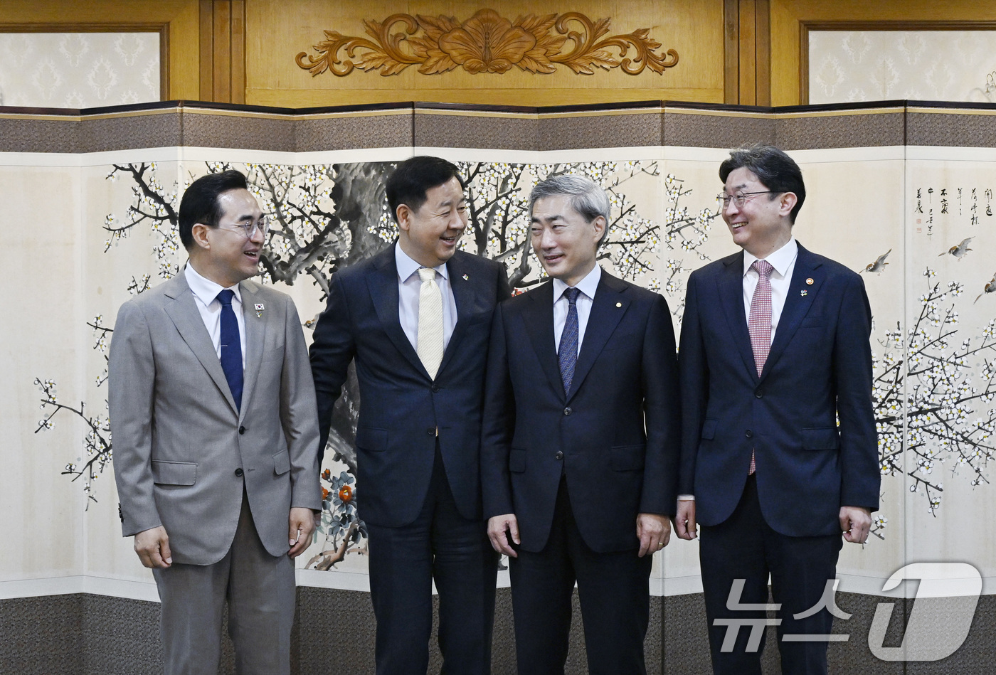 (서울=뉴스1) = 10일 오전 서울 종로구 정부서울청사에서 열린 '확대거시재정금융간담회'에서 참석자들이 기념촬영을 하고 있다. 왼쪽부터 박홍근 기획예산처 장관, 구윤철 부총리 겸 …