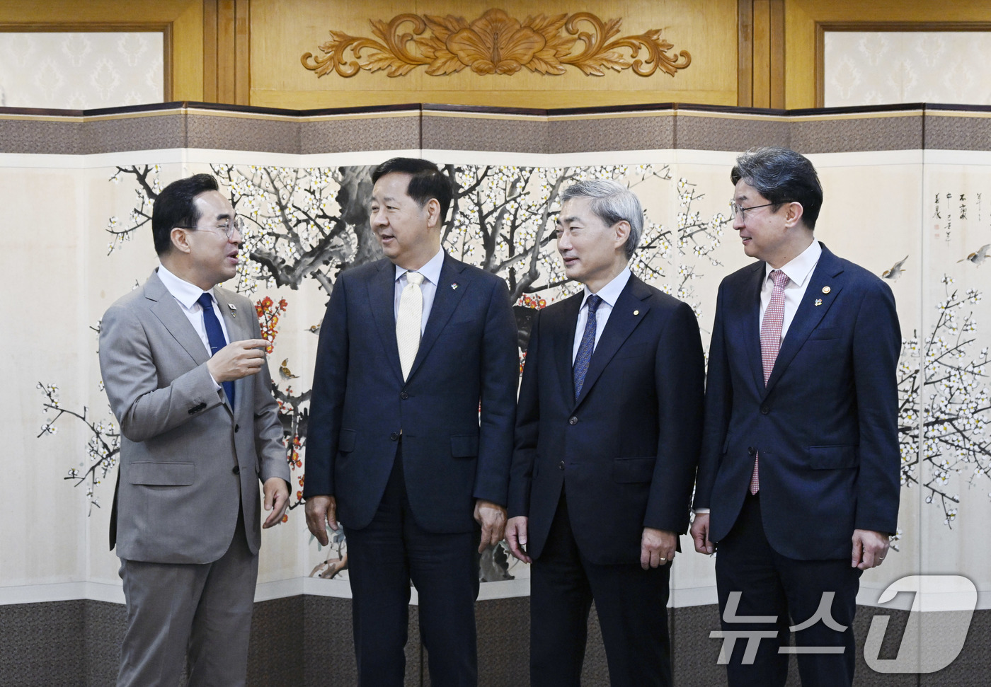 (서울=뉴스1) = 10일 오전 서울 종로구 정부서울청사에서 열린 '확대거시재정금융간담회'에서 참석자들이 기념촬영을 하고 있다. 왼쪽부터 박홍근 기획예산처 장관, 구윤철 부총리 겸 …