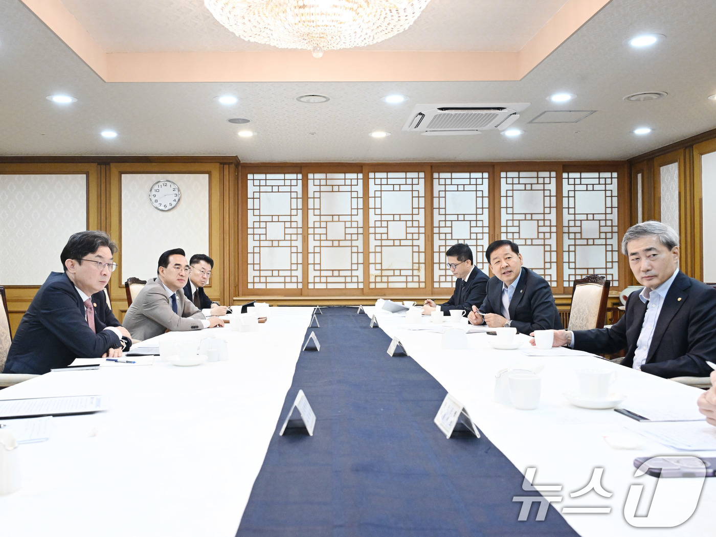 (서울=뉴스1) = 10일 오전 서울 종로구 정부서울청사에서 열린 '확대거시재정금융간담회'에서 참석자들이 대화를 나누고 있다.(기획예산처 제공. 재판매 및 DB금지) 2026.6. …