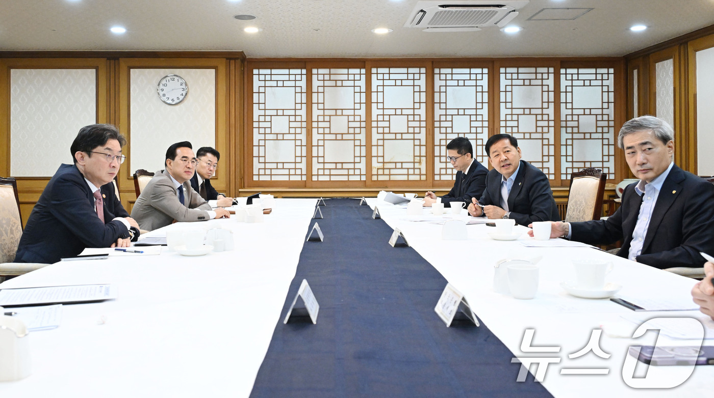 (서울=뉴스1) = 구윤철 부총리 겸 재정경제부 장관이 10일 서울 종로구 정부서울청사에서 열린 확대 거시재정금융간담회를 주재하고 있다. (재졍경제부 제공. 재판매 및 DB금지) …