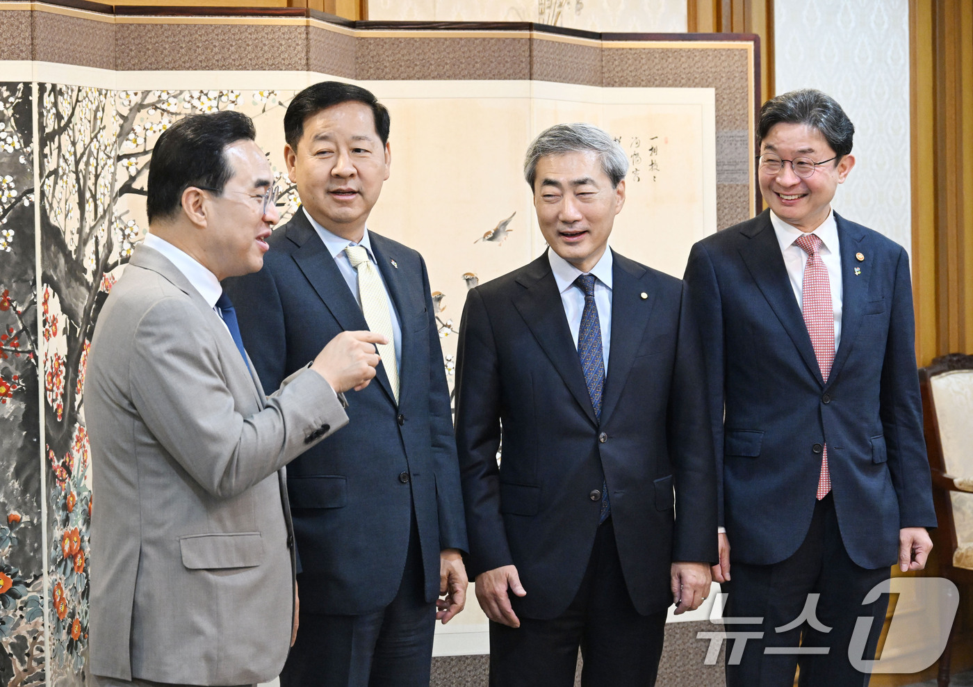 (서울=뉴스1) = 구윤철 부총리 겸 재정경제부 장관이 10일 서울 종로구 정부서울청사에서 열린 확대 거시재정금융간담회에서 참석자들과 대화하고 있다.왼쪽부터 박홍근 기획예산처 장관 …