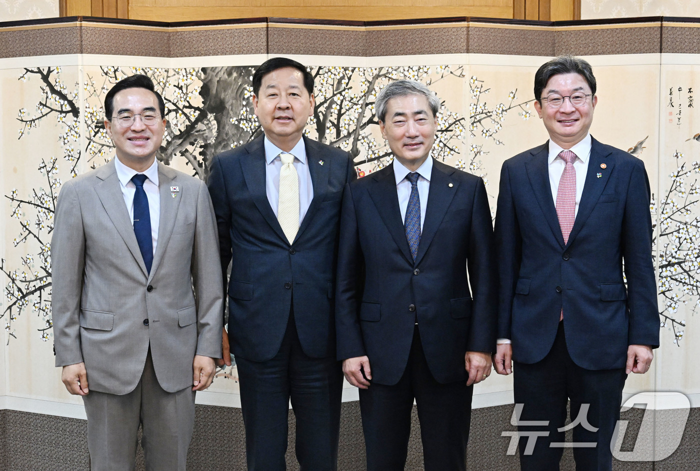 (서울=뉴스1) = 구윤철 부총리 겸 재정경제부 장관이 10일 서울 종로구 정부서울청사에서 열린 확대 거시재정금융간담회에서 참석자들과 기념촬영을 하고 있다.왼쪽부터 박홍근 기획예산 …