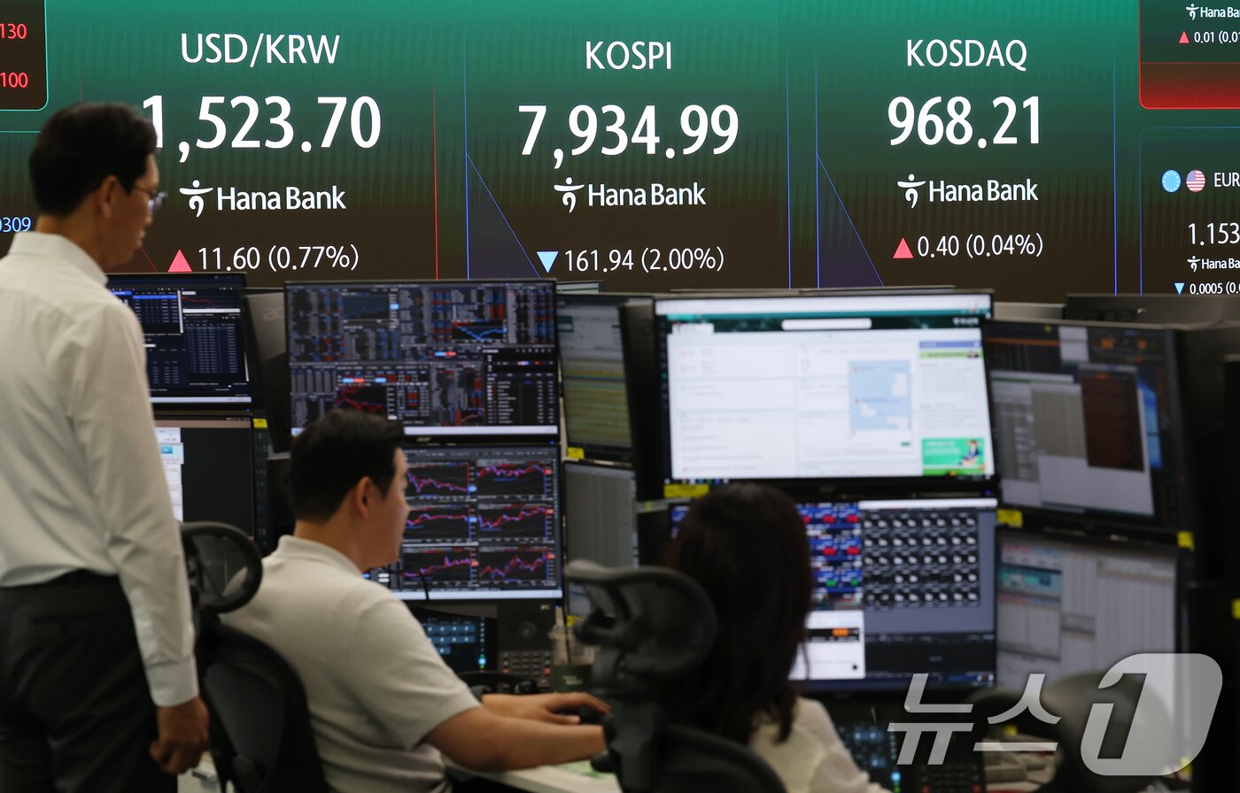 본문 이미지 - 코스피가 장 초반 2%대 하락 출발한 10일 오전 서울 중구 하나은행 딜링룸 전광판에 코스피·코스닥·환율 시황이 표시되고 있다. 2026.6.10 ⓒ 뉴스1 오대일 기자