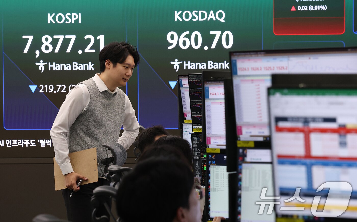 본문 이미지 - 코스피가 장 초반 2%대 하락 출발한 10일 오전 서울 중구 하나은행 딜링룸 전광판에 코스피·코스닥·환율 시황이 표시되고 있다. 2026.6.10 ⓒ 뉴스1 오대일 기자