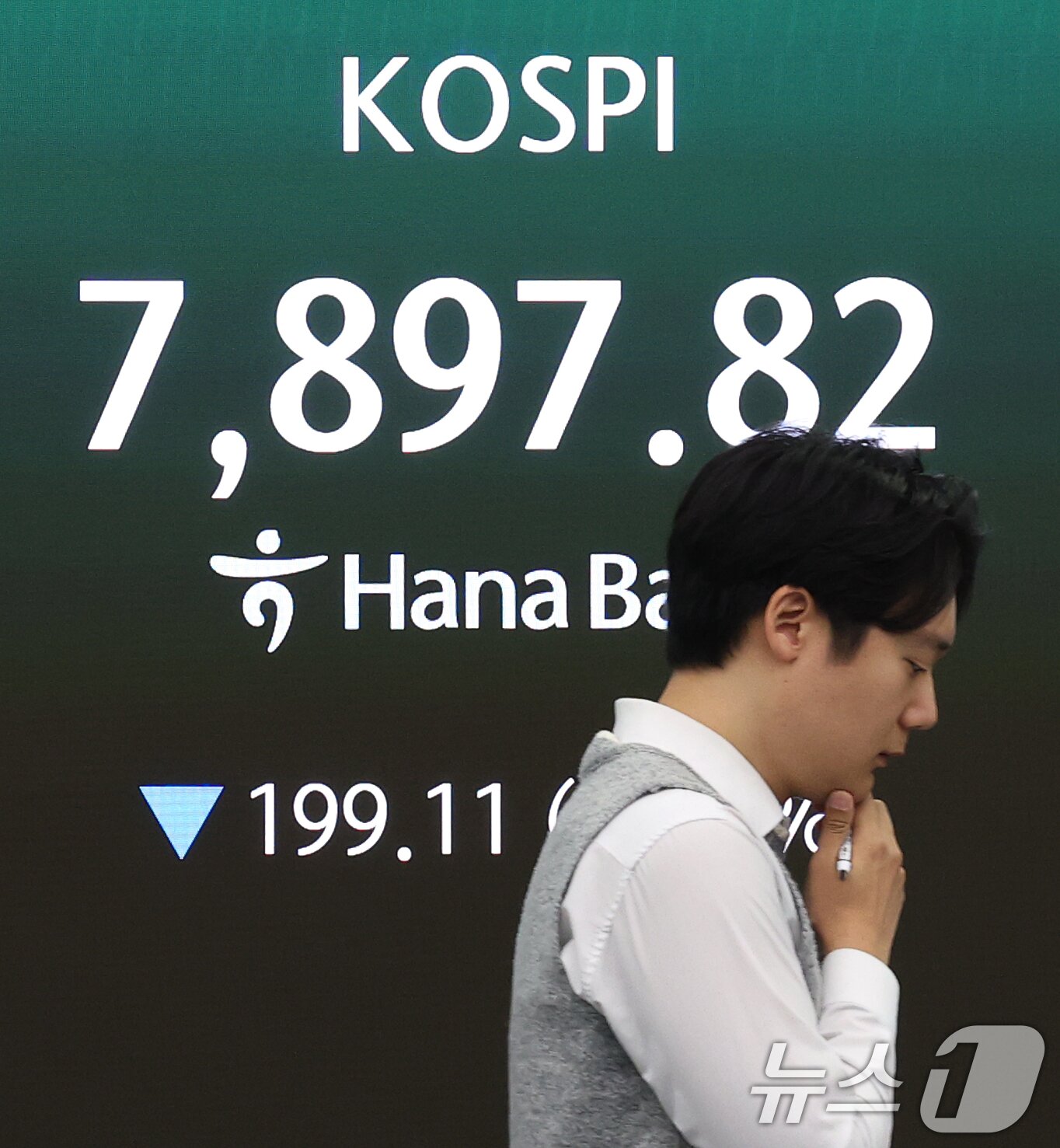 본문 이미지 - 코스피가 장 초반 2%대 하락 출발한 10일 오전 서울 중구 하나은행 딜링룸 전광판에 코스피 시황이 표시되고 있다. 2026.6.10 ⓒ 뉴스1 오대일 기자