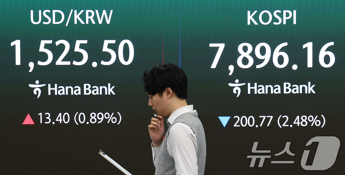 (서울=뉴스1) 오대일 기자 = 코스피가 장 초반 2%대 하락 출발한 10일 오전 서울 중구 하나은행 딜링룸 전광판에 코스피·환율 시황이 표시되고 있다.  2026.6.10/뉴스1 …