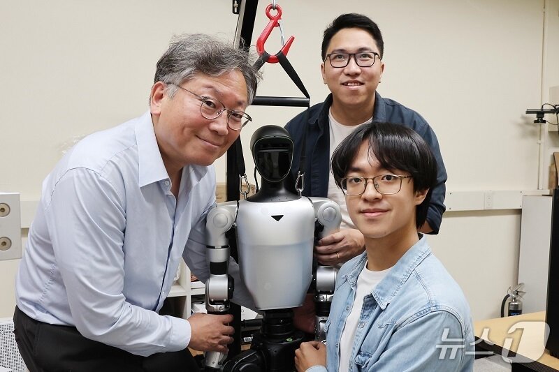 본문 이미지 - KAIST 전기및전자공학부 유창동 교수(왼쪽), 루 민 퉁 박사과정(뒤), 김환희 석사과정(KAIST 제공) /뉴스1
