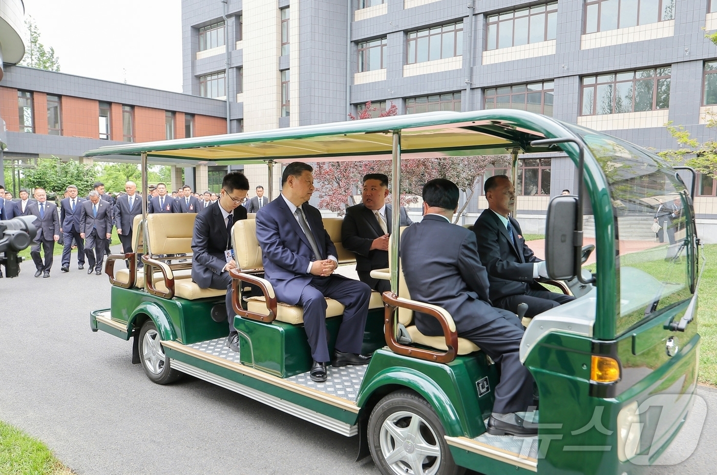 (평양 노동신문=뉴스1) = 북한 노동당 기관지 노동신문은 지난 9일 김정은 당 총비서와 시진핑 중국 국가주석이 노동당 중앙간부학교를 방문해 식수 행사를 진행했다고 10일 보도했다 …