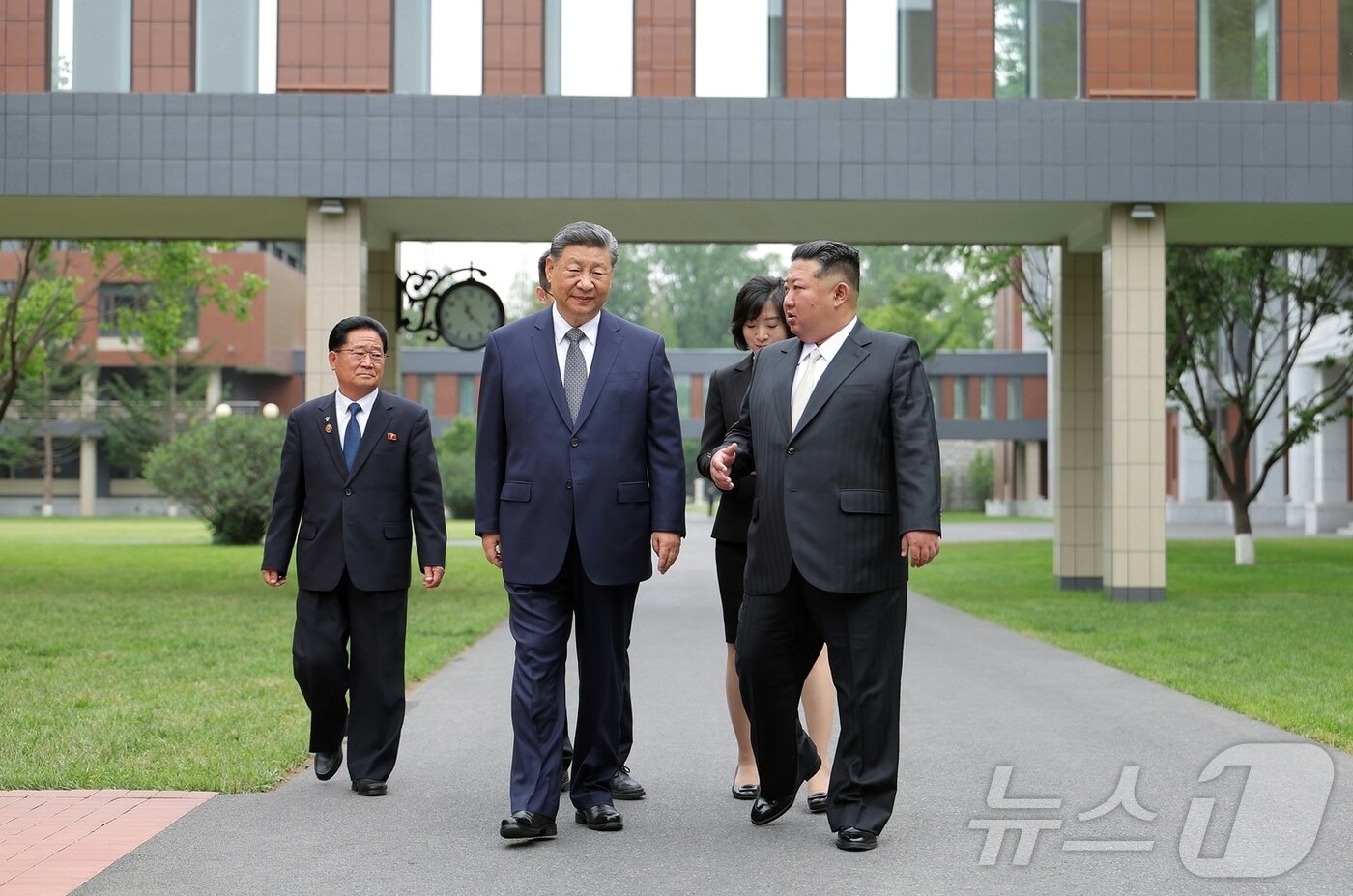 본문 이미지 - (평양 노동신문=뉴스1) = 김정은 노동당 총비서와 시진핑 중국 국가주석 [국내에서만 사용가능. 재배포 금지. DB 금지. For Use Only in the Republic of Korea. Redistribution Prohibited] rodongphoto@news1.kr