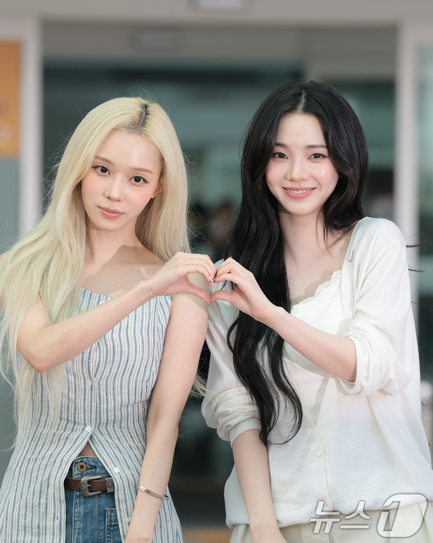 (인천공항=뉴스1) 권현진 기자 = 에스파 윈터와 카리나(오른쪽)가 월드컵 응원을 위해 10일 인천국제공항에 도착해 멕시코로 출국하기 전 포즈를 취하고 있다. 2026.6.10/뉴 …