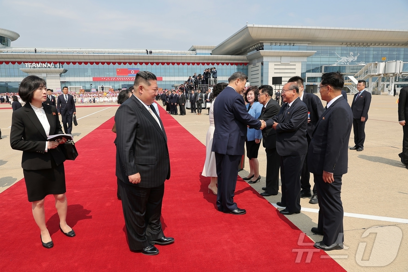 (평양 노동신문=뉴스1) = 북한 노동당 기관지 노동신문은 10일 "조선노동당 총비서, 조선민주주의인민공화국 국무위원장 김정은동지의 초청에 의하여 우리 나라를 국가방문하였던 중국공 …