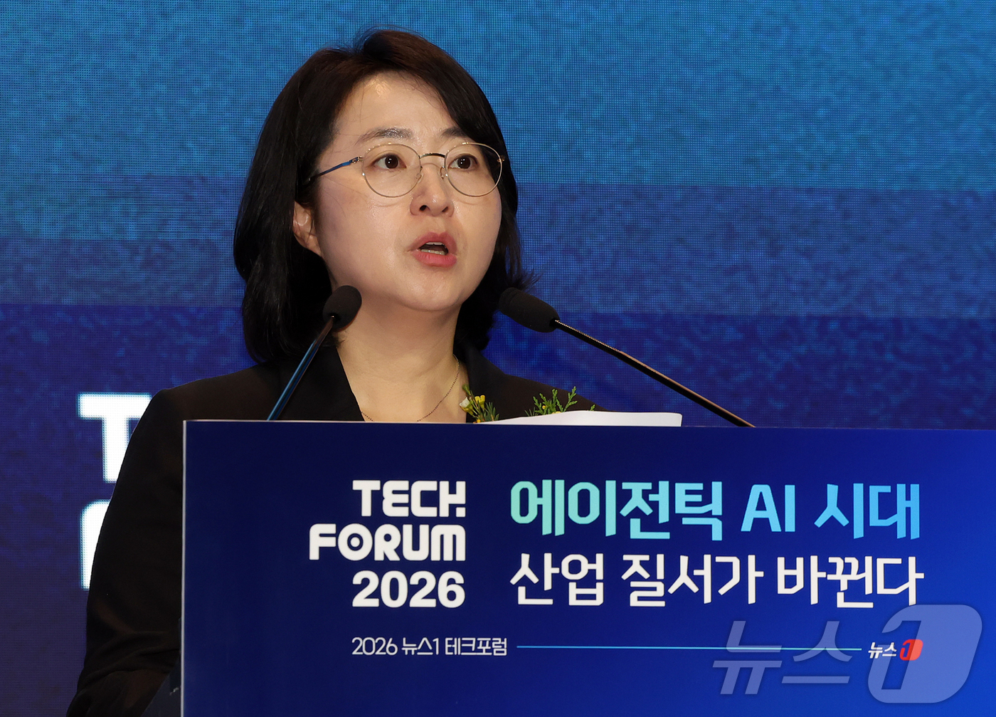 (서울=뉴스1) 김진환 기자 = 이주희 더불어민주당 의원이 10일 오전 서울 영등포구 여의도 글래드호텔 블룸홀에서 '에이전틱 AI 시대 산업 질서가 바뀐다'를 주제로 열린 2026 …