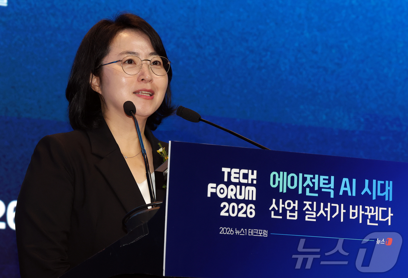 (서울=뉴스1) 김진환 기자 = 이주희 더불어민주당 의원이 10일 오전 서울 영등포구 여의도 글래드호텔 블룸홀에서 '에이전틱 AI 시대 산업 질서가 바뀐다'를 주제로 열린 2026 …