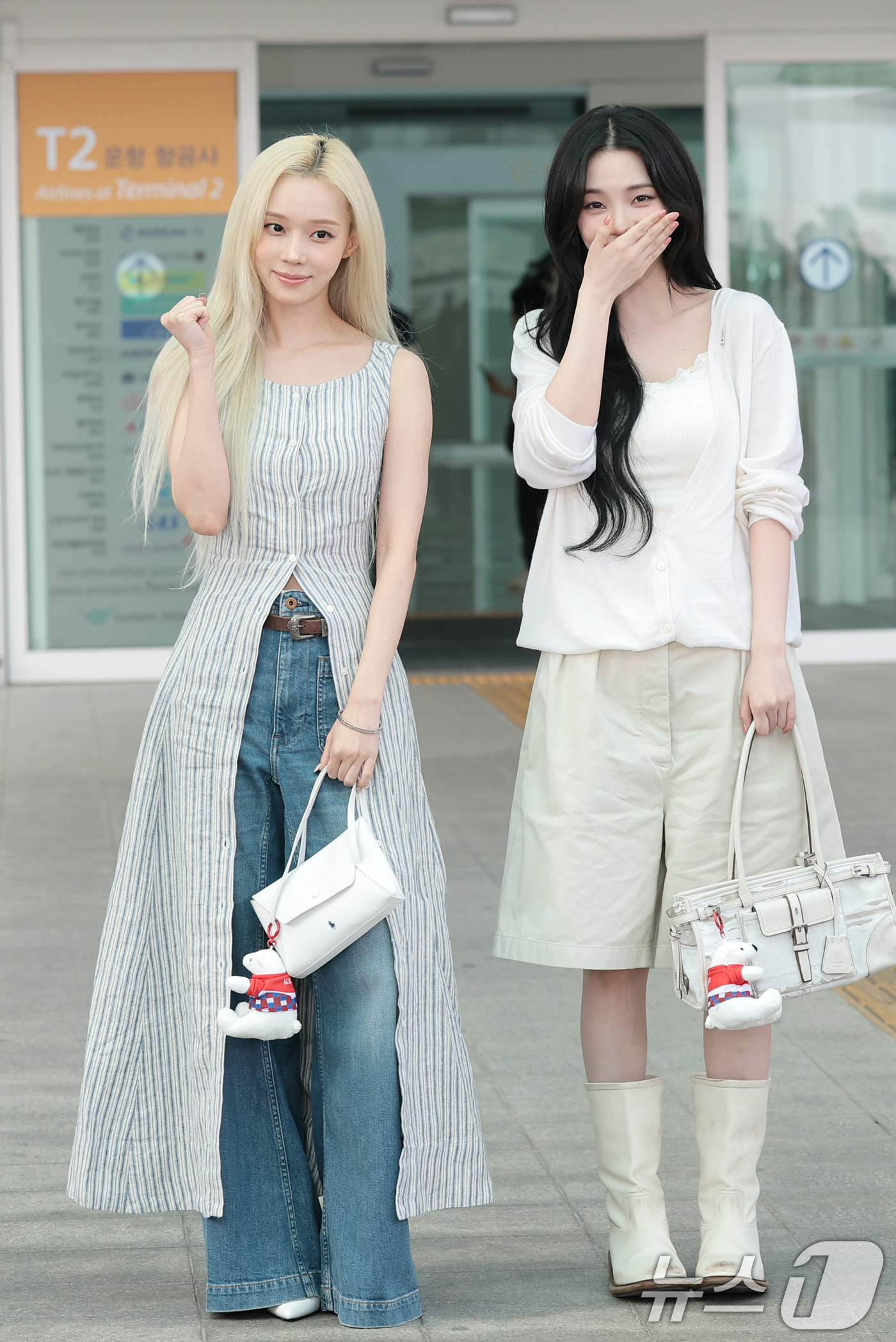 (인천공항=뉴스1) 권현진 기자 = 에스파 윈터와 카리나(오른쪽)가 월드컵 응원을 위해 10일 인천국제공항에 도착해 멕시코로 출국하기 전 포즈를 취하고 있다. 2026.6.10/뉴 …