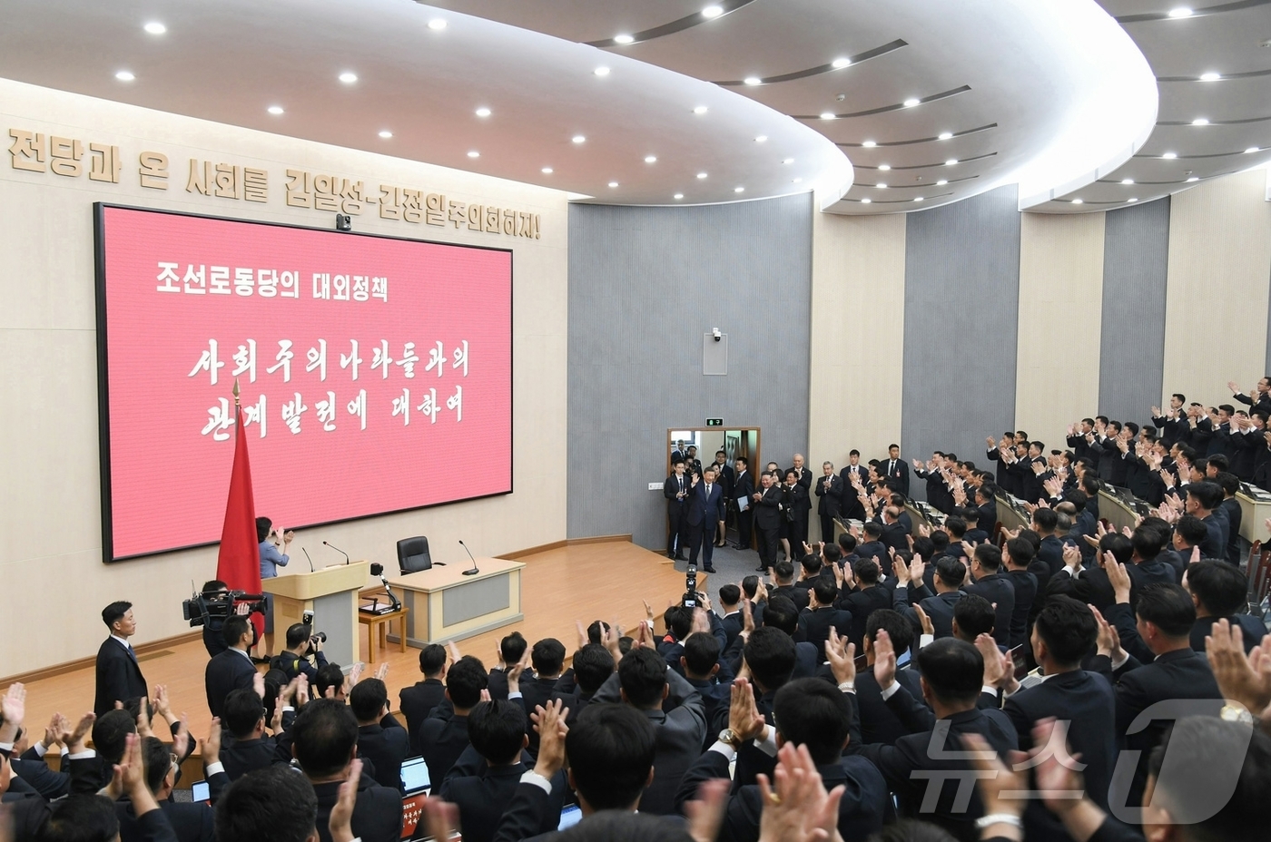 (평양 노동신문=뉴스1) = 북한 노동당 기관지 노동신문은 지난 9일 김정은 당 총비서와 시진핑 중국 국가주석이 노동당 중앙간부학교를 방문해 식수 행사를 진행했다고 10일 보도했다 …