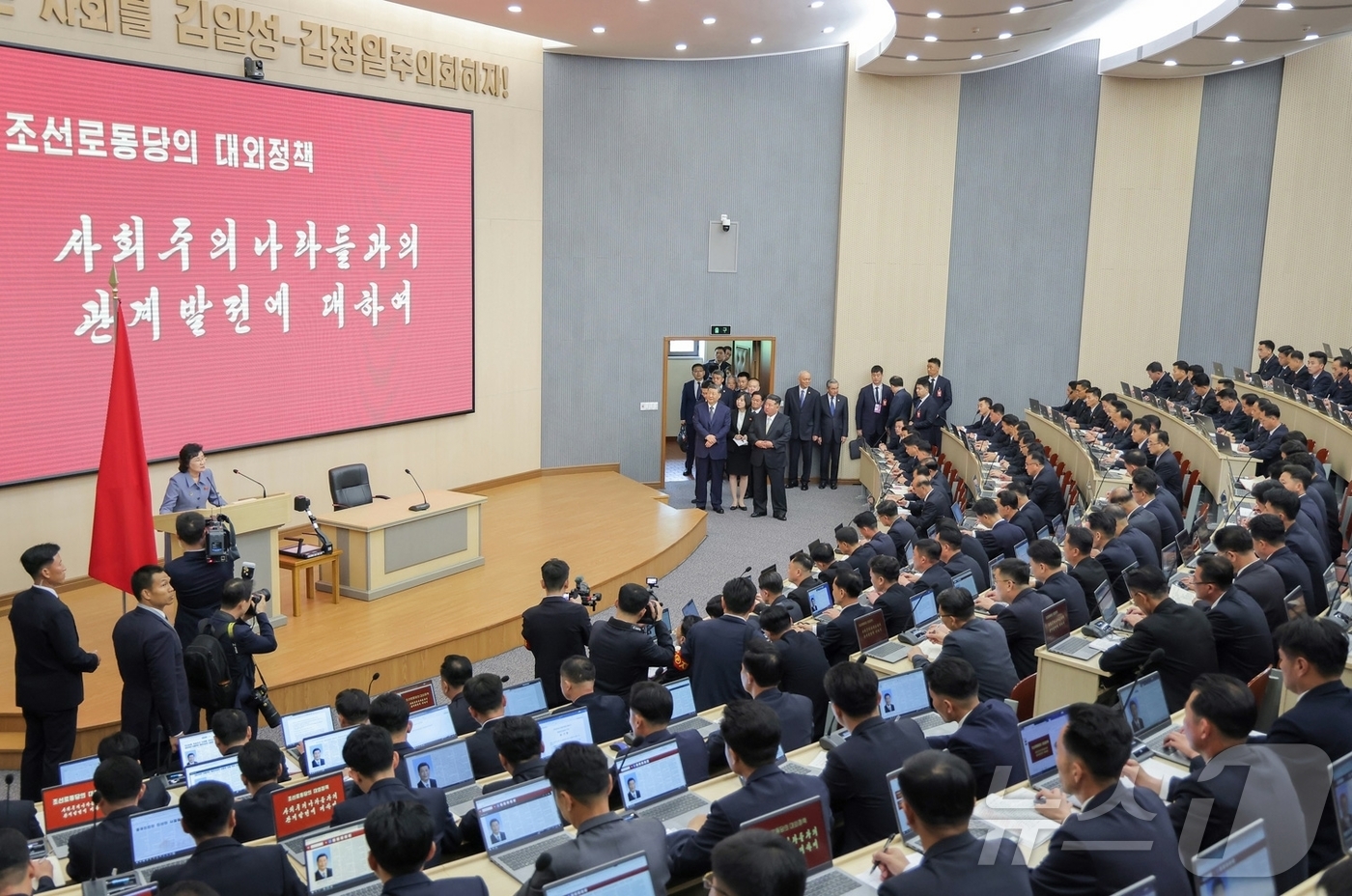 (평양 노동신문=뉴스1) = 북한 노동당 기관지 노동신문은 지난 9일 김정은 당 총비서와 시진핑 중국 국가주석이 노동당 중앙간부학교를 방문해 식수 행사를 진행했다고 10일 보도했다 …
