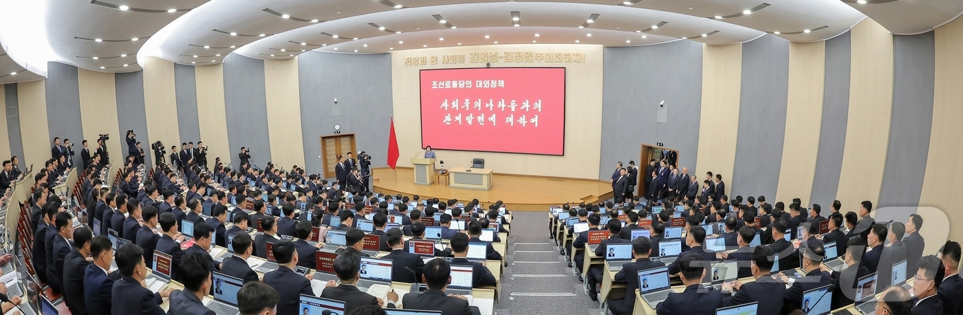 (평양 노동신문=뉴스1) = 북한 노동당 기관지 노동신문은 지난 9일 김정은 당 총비서와 시진핑 중국 국가주석이 노동당 중앙간부학교를 방문해 식수 행사를 진행했다고 10일 보도했다 …