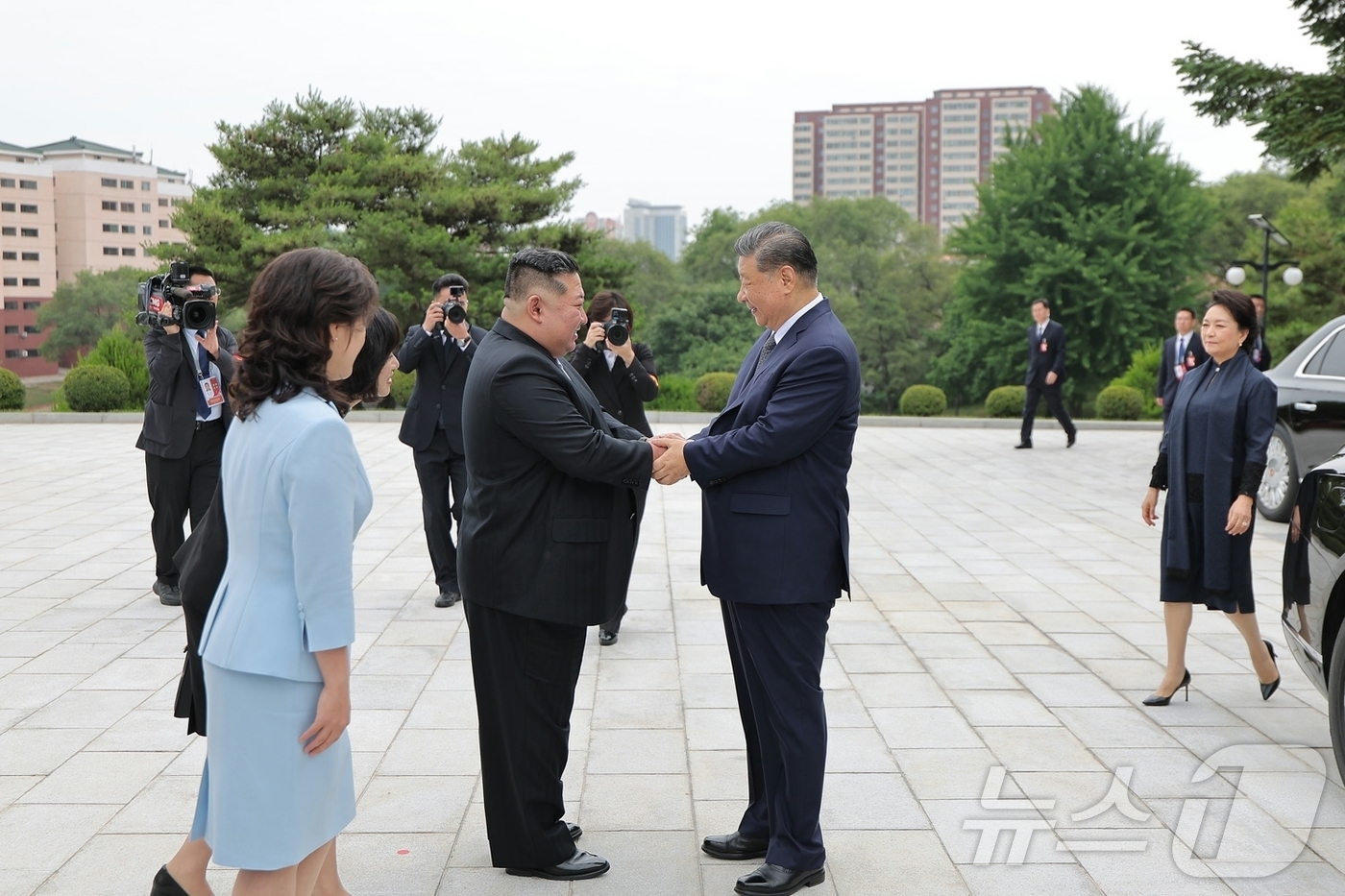(평양 노동신문=뉴스1) = 북한 노동당 기관지 노동신문은 지난 9일 김정은 당 총비서와 시진핑 중국 국가주석이 평양 우의탑을 방문했다고 10일 보도했다. [국내에서만 사용가능. …