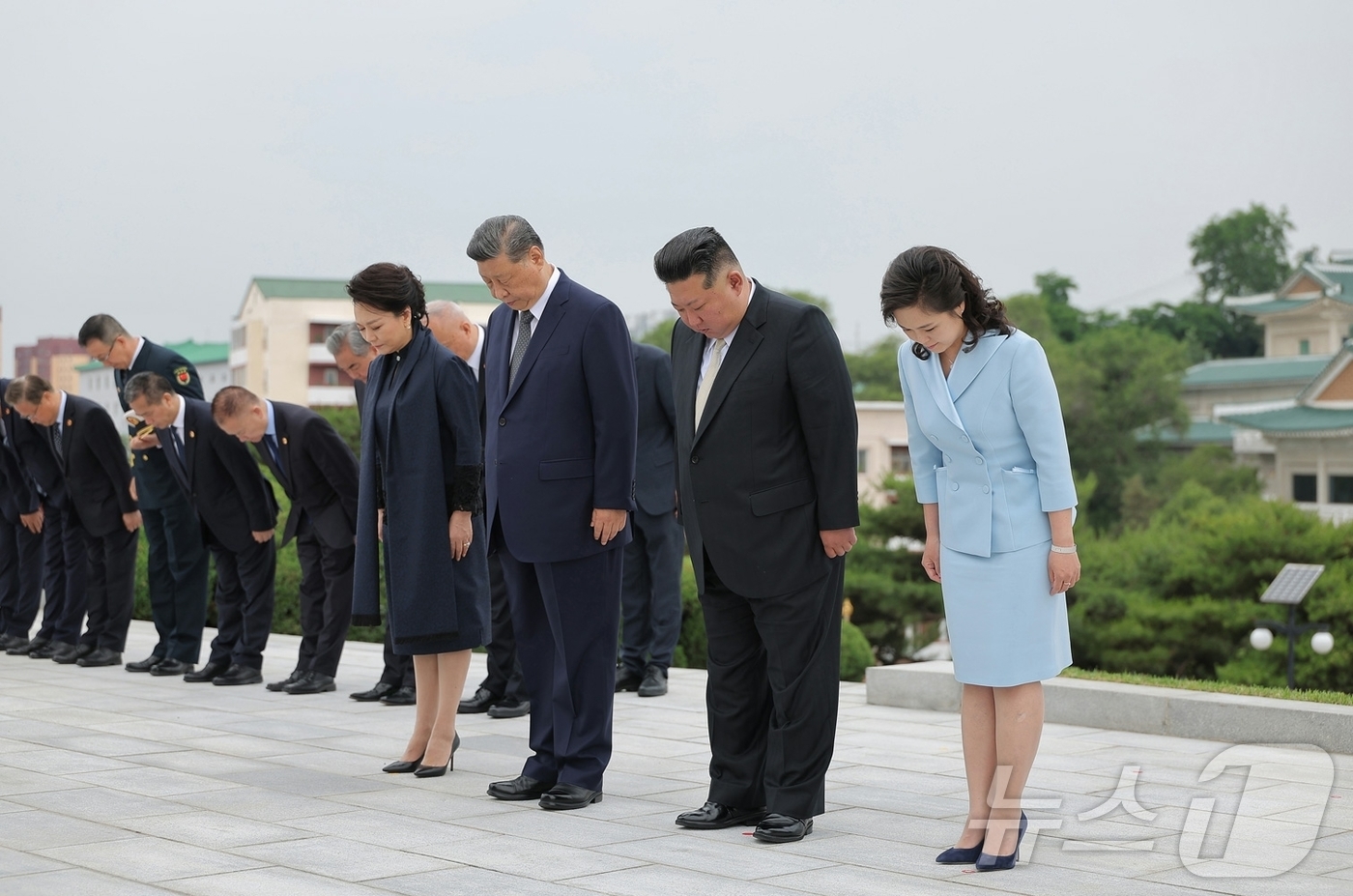 (평양 노동신문=뉴스1) = 북한 노동당 기관지 노동신문은 지난 9일 김정은 당 총비서와 시진핑 중국 국가주석이 평양 우의탑을 방문했다고 10일 보도했다. [국내에서만 사용가능. …