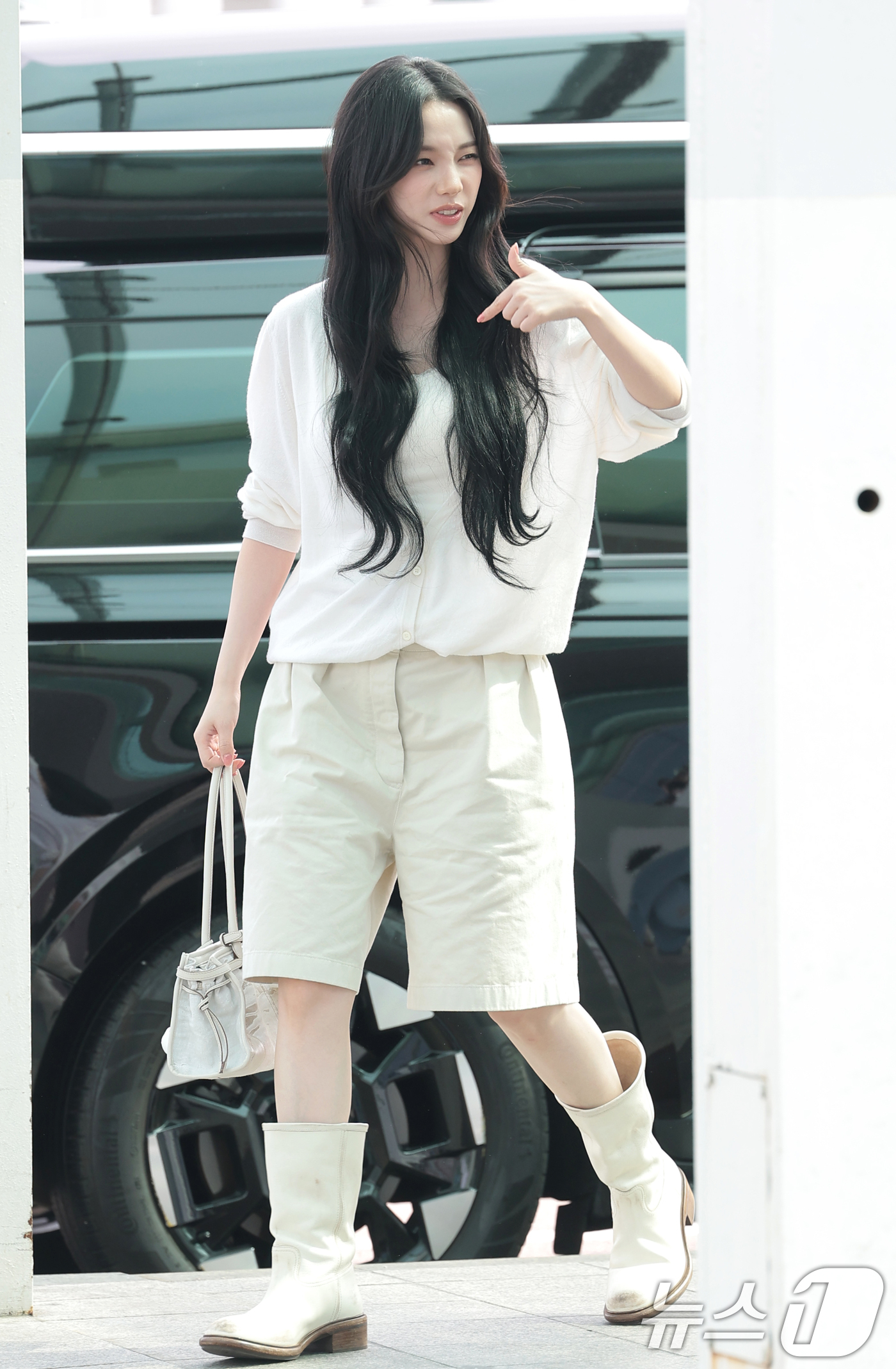 (인천공항=뉴스1) 권현진 기자 = 에스파 카리나가 월드컵 응원을 위해 10일 인천국제공항에 도착해 멕시코로 출국하고 있다. 2026.6.10/뉴스1