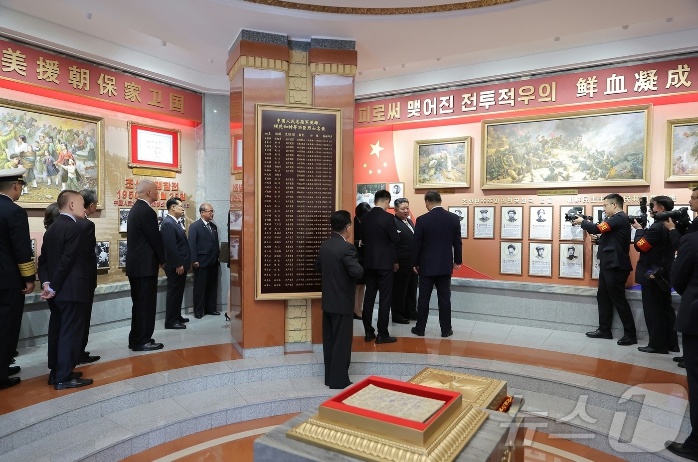 (평양 노동신문=뉴스1) = 북한 노동당 기관지 노동신문은 지난 9일 김정은 당 총비서와 시진핑 중국 국가주석이 평양 우의탑을 방문했다고 10일 보도했다. [국내에서만 사용가능. …