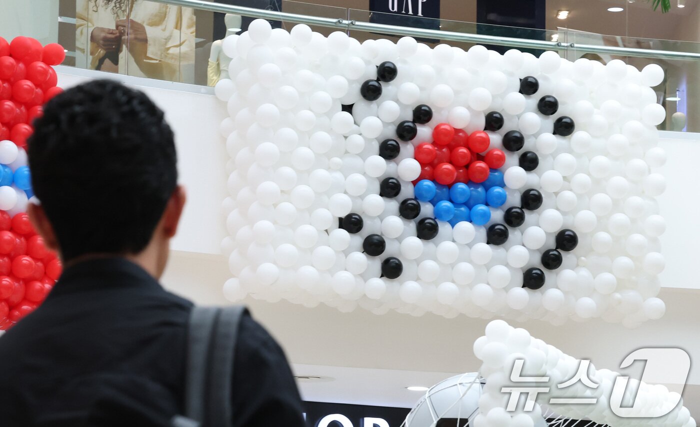 본문 이미지 - 9일(현지시간) 멕시코 과달라하라의 한 쇼핑센터에 2026 북중미 월드컵 참가국을 상징하는 태극기 풍선 조형물이 설치돼 있다. 전시장에는 참가국 국기와 축구 선수, 대형 월드컵 트로피 등을 형상화한 풍선 전시물이 마련됐다. 2026.6.10 ⓒ 뉴스1 박지혜 기자