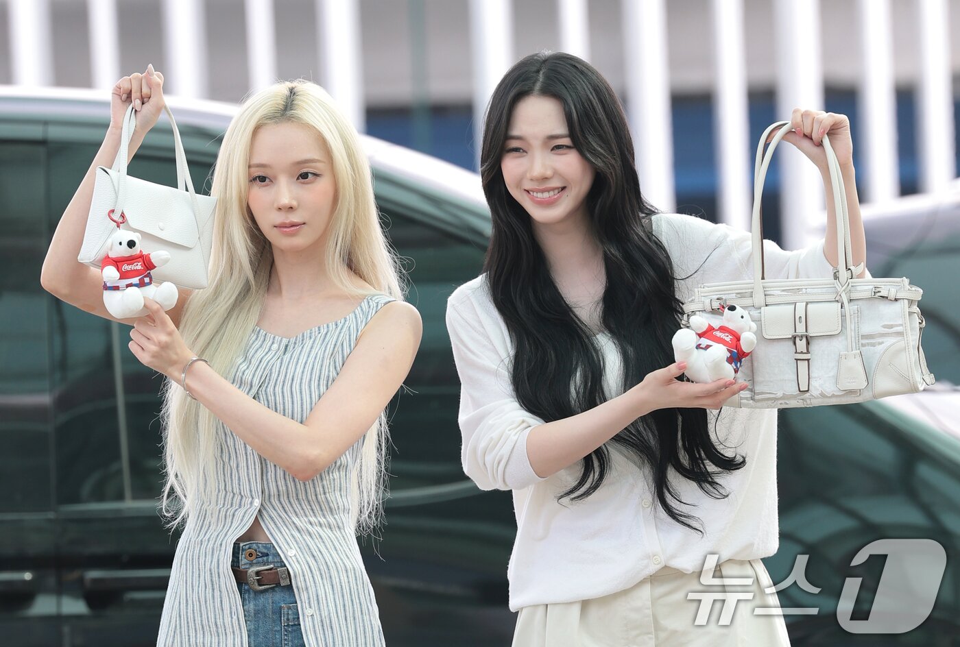 본문 이미지 - 에스파 윈터와 카리나(오른쪽)가 월드컵 응원을 위해 10일 인천국제공항에 도착해 멕시코로 출국하기 전 포즈를 취하고 있다. ⓒ 뉴스1 권현진 기자