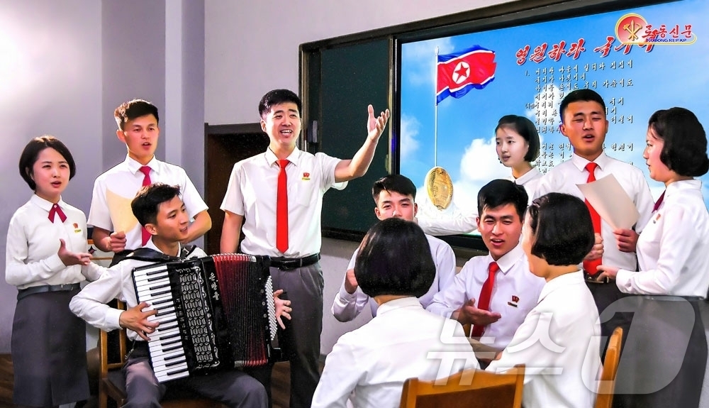 (평양 노동신문=뉴스1) = 북한 노동당 기관지 노동신문은 10일 "국기에 대한 노래를 부르며 애국의 마음을 더욱 깊이 간직해간다"며 평양 의학대학을 조명했다. [국내에서만 사용가 …