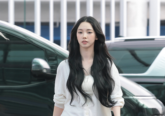 '대한민국 대표 미녀' 카리나, 월드컵 응원위해 출국