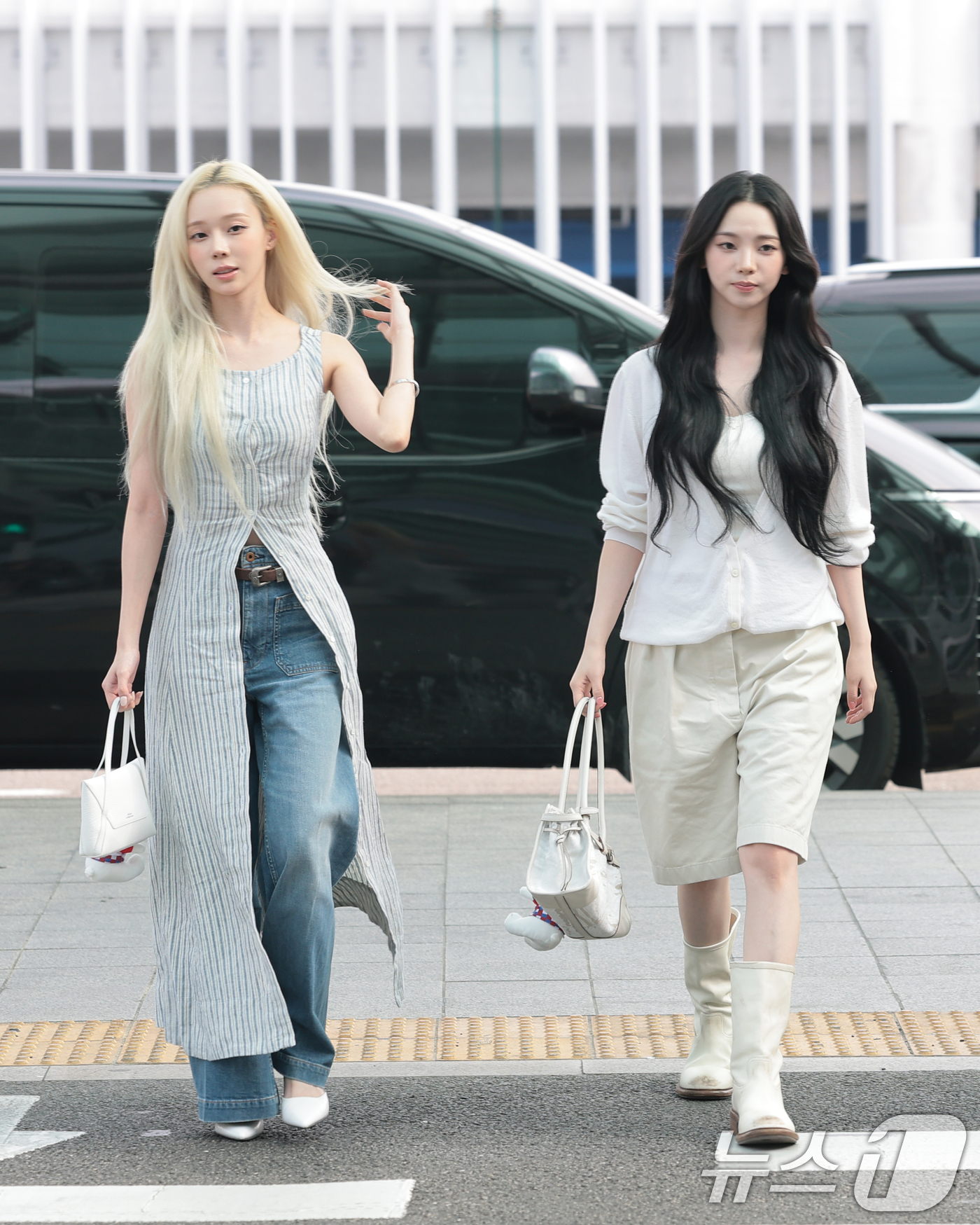 (인천공항=뉴스1) 권현진 기자 = 에스파 윈터와 카리나(오른쪽)가 월드컵 응원을 위해 10일 인천국제공항에 도착해 멕시코로 출국하기 전 포즈를 취하고 있다. 2026.6.10/뉴 …