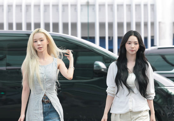 윈터·카리나, 월드컵 응원 위해 출국