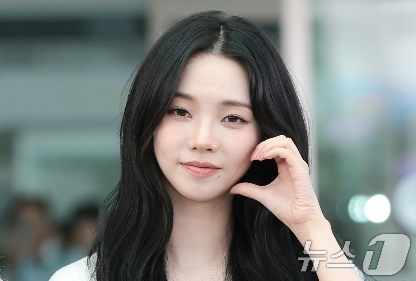 (인천공항=뉴스1) 권현진 기자 = 에스파 카리나가 월드컵 응원을 위해 10일 인천국제공항에 도착해 멕시코로 출국하기 전 포즈를 취하고 있다. 2026.6.10/뉴스1