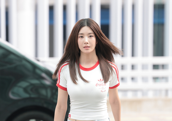 권은비, 출국