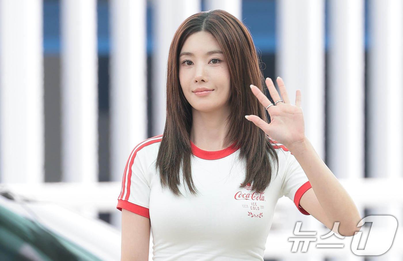 (인천공항=뉴스1) 권현진 기자 = 가수 권은비가 월드컵 응원을 위해 10일 인천국제공항에 도착해 멕시코로 출국하기 전 인사를 하고 있다. 2026.6.10/뉴스1
