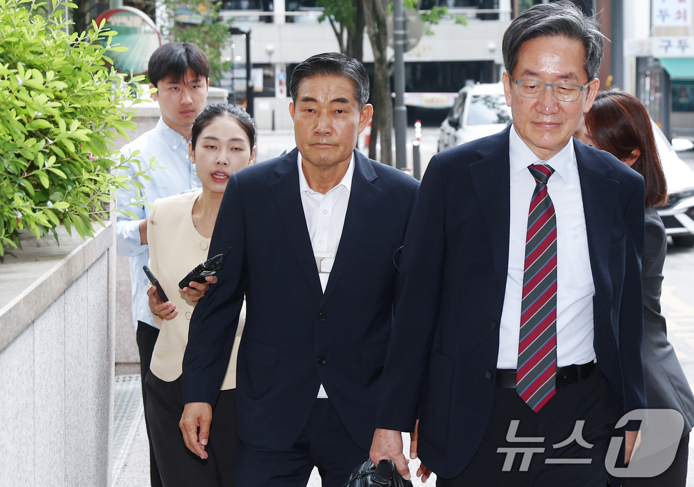 (과천=뉴스1) 김민지 기자 = 신원식 전 국가안보실장이 10일 오전 내란중요임무종사 혐의 관련 피의자 조사를 받기 위해 경기 과천 2차 종합특검 사무실로 출석하고 있다. 2026 …