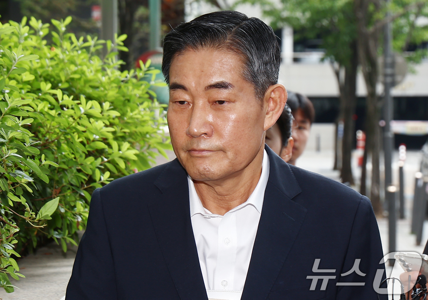 (과천=뉴스1) 김민지 기자 = 신원식 전 국가안보실장이 10일 오전 내란중요임무종사 혐의 관련 피의자 조사를 받기 위해 경기 과천 2차 종합특검 사무실로 출석하고 있다. 2026 …