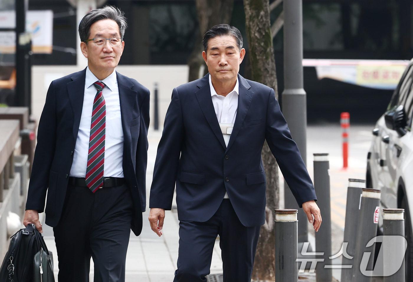 (과천=뉴스1) 김민지 기자 = 신원식 전 국가안보실장이 10일 오전 내란중요임무종사 혐의 관련 피의자 조사를 받기 위해 경기 과천 2차 종합특검 사무실로 출석하고 있다. 2026 …
