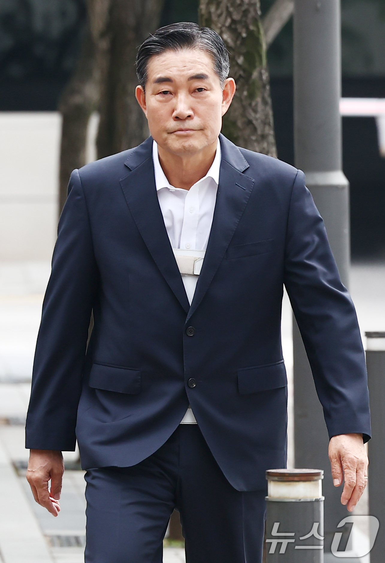 (과천=뉴스1) 김민지 기자 = 신원식 전 국가안보실장이 10일 오전 내란중요임무종사 혐의 관련 피의자 조사를 받기 위해 경기 과천 2차 종합특검 사무실로 출석하고 있다. 2026 …