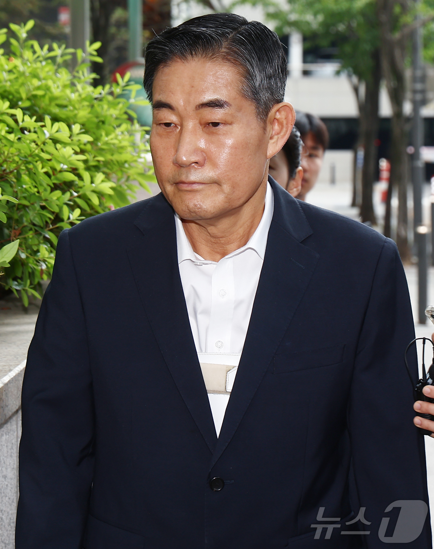 (과천=뉴스1) 김민지 기자 = 신원식 전 국가안보실장이 10일 오전 내란중요임무종사 혐의 관련 피의자 조사를 받기 위해 경기 과천 2차 종합특검 사무실로 출석하고 있다. 2026 …