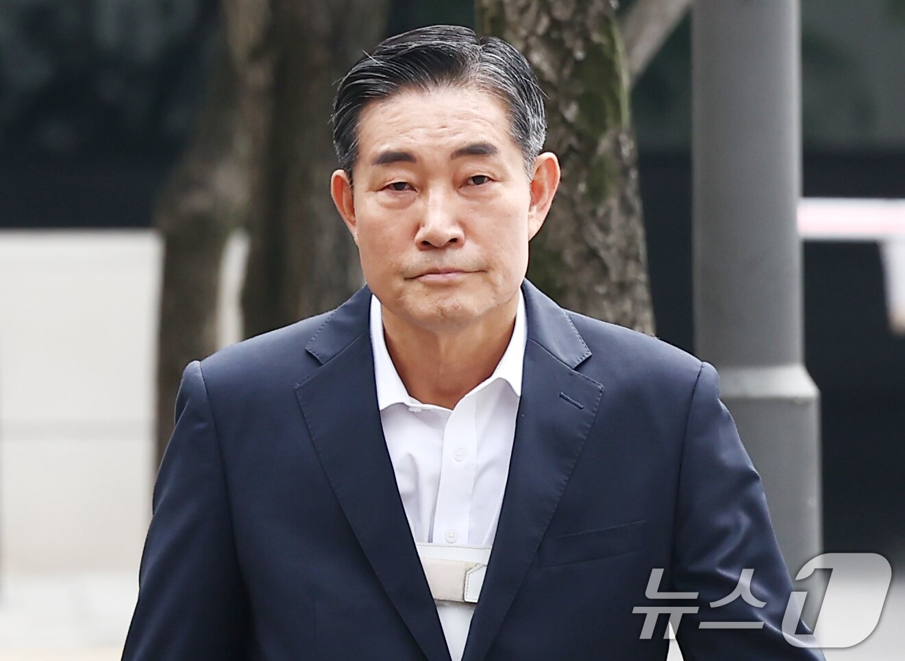 본문 이미지 - 신원식 전 국가안보실장이 지난 6월 10일 오전 내란중요임무종사 혐의 관련 피의자 조사를 받기 위해 경기 과천 2차 종합특검 사무실로 출석하고 있다. 2026.6.10 ⓒ 뉴스1 김민지 기자