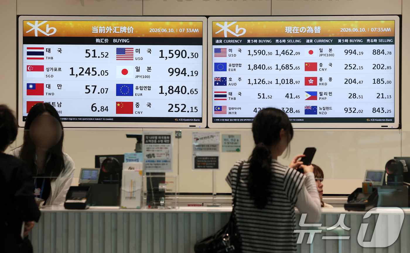 (인천공항=뉴스1) 권현진 기자 = 원·달러 환율이 1500원대 이상을 유지하며 고환율을 보이고 있는 10일 인천국제공항 제2여객터미널 환전소 전광판에 환율 시세가 표시돼 있다. …