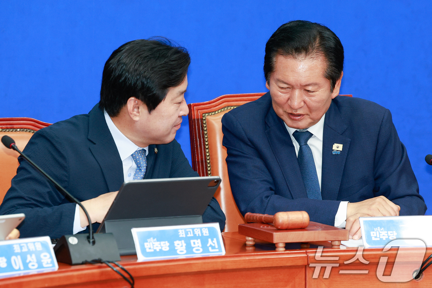 (서울=뉴스1) 안은나 기자 = 정청래 더불어민주당 대표(오른쪽)와 황명선 최고위원이 10일 오전 서울 여의도 국회에서 열린 최고위원회의에 참석해 대화를 하고 있다. 2026.6. …