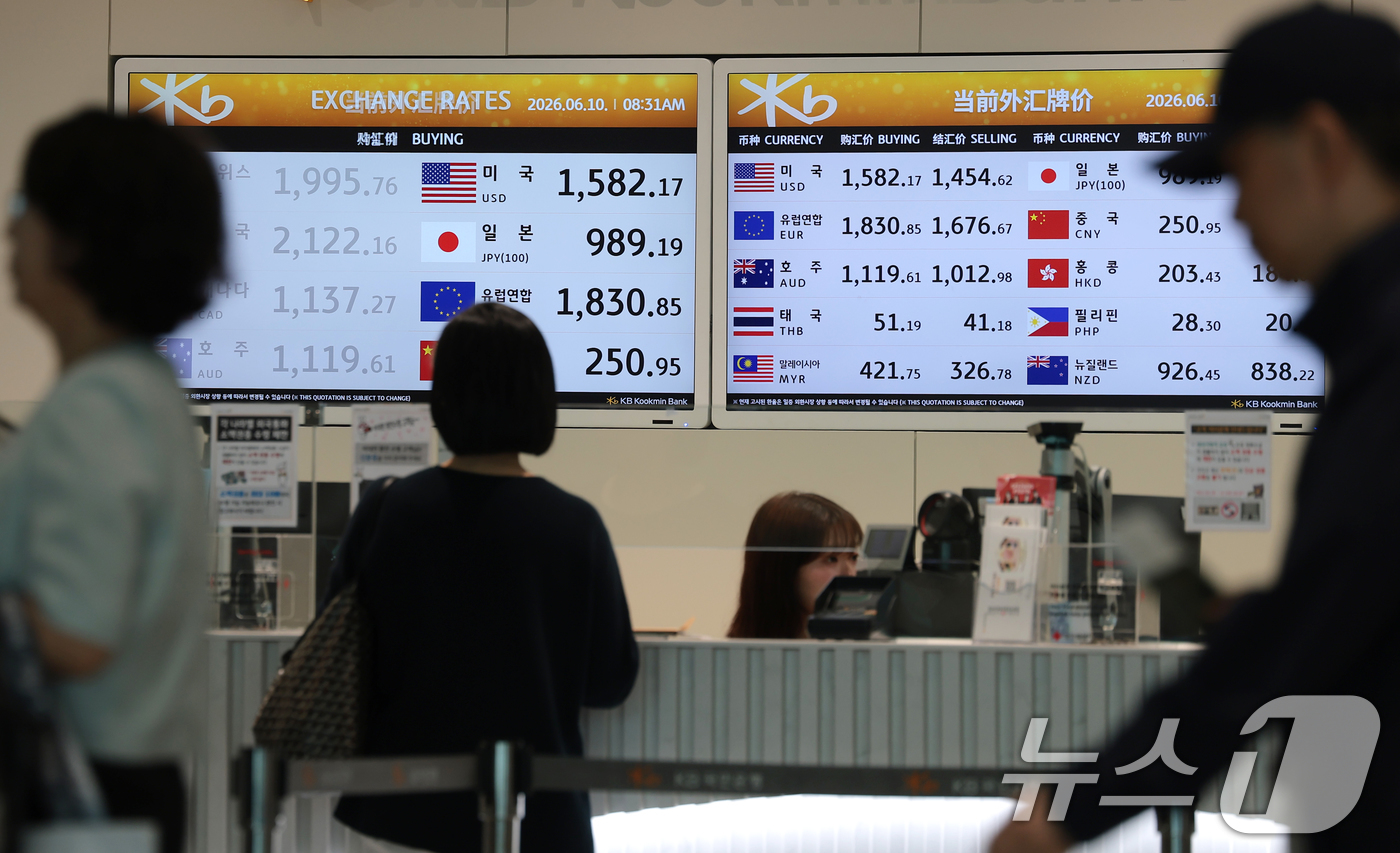 (인천공항=뉴스1) 권현진 기자 = 원·달러 환율이 1500원대 이상을 유지하며 고환율을 보이고 있는 10일 인천국제공항 제2여객터미널 환전소 전광판에 환율 시세가 표시돼 있다. …