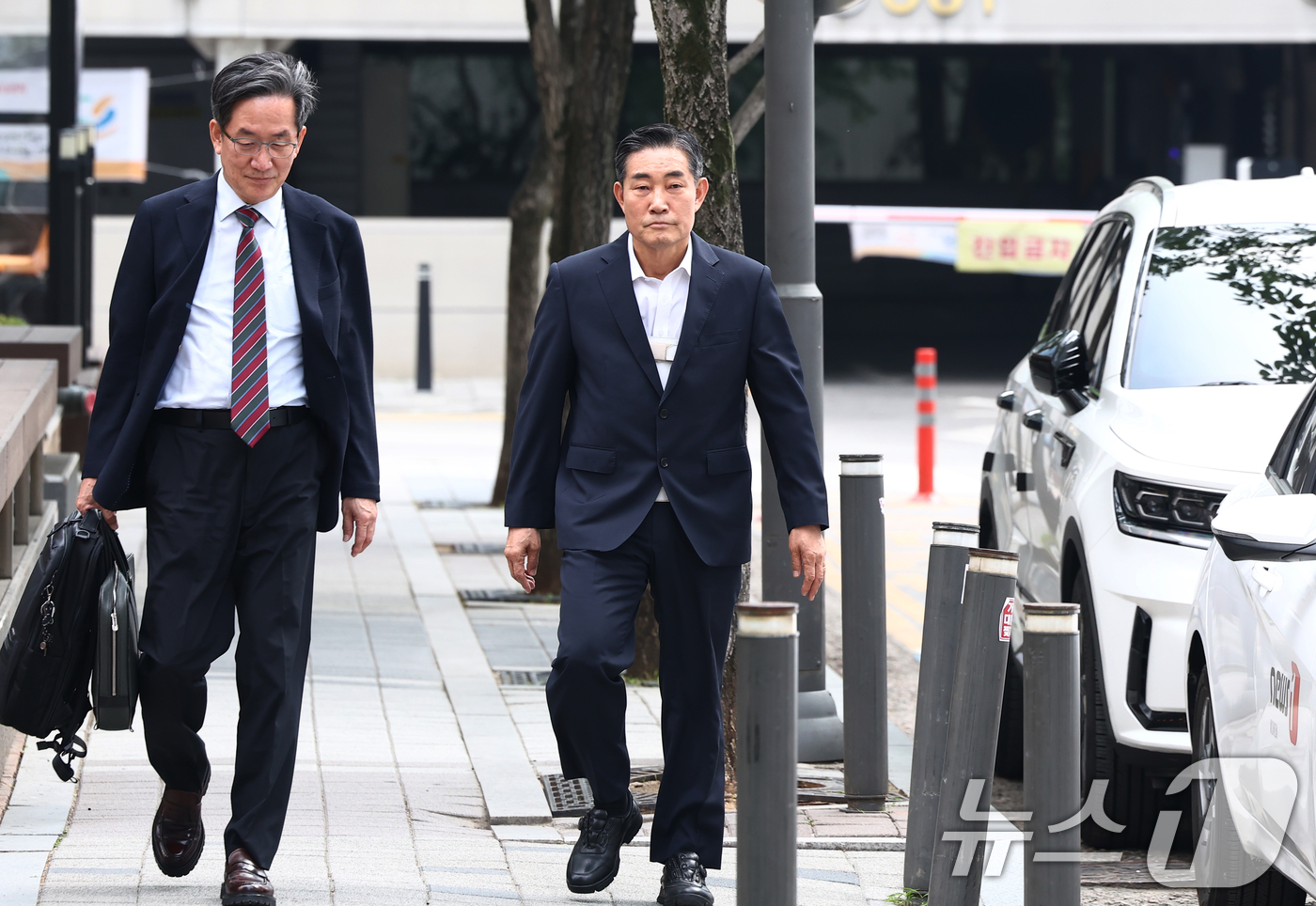 (과천=뉴스1) 김민지 기자 = 신원식 전 국가안보실장이 10일 오전 내란중요임무종사 혐의 관련 피의자 조사를 받기 위해 경기 과천 2차 종합특검 사무실로 출석하고 있다. 2026 …