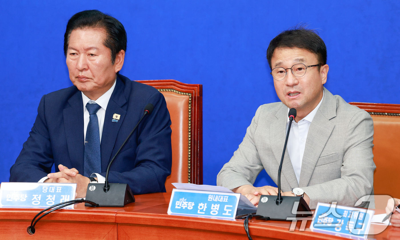 (서울=뉴스1) 안은나 기자 = 한병도 더불어민주당 원내대표가 10일 오전 서울 여의도 국회에서 열린 최고위원회의에 참석해 모두 발언을 하고 있다. 왼쪽은 정청래 대표. 2026. …