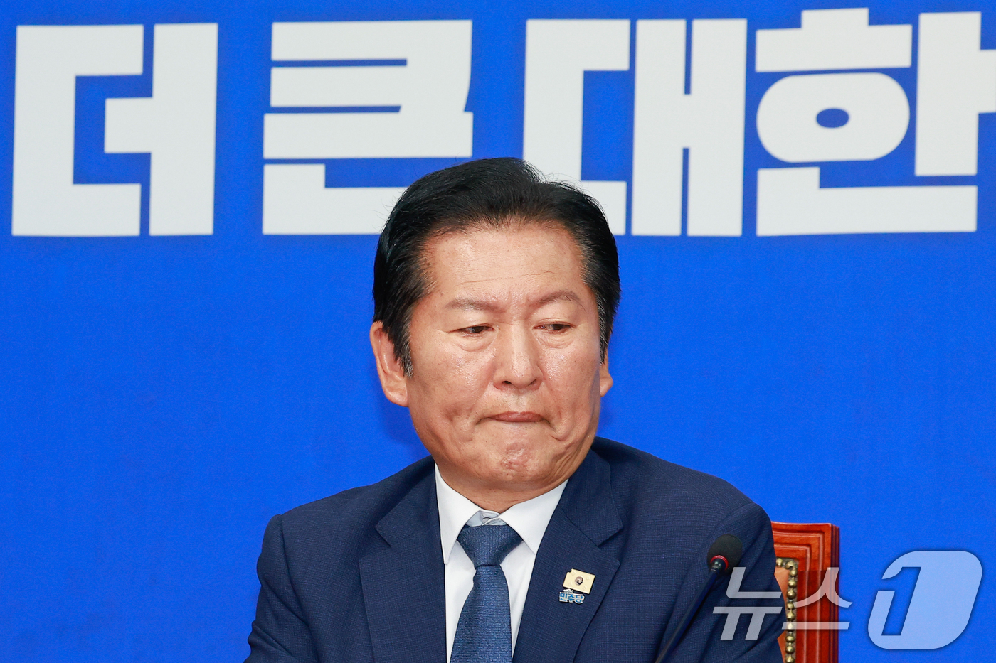 (서울=뉴스1) 안은나 기자 = 정청래 더불어민주당 대표가 10일 오전 서울 여의도 국회에서 열린 최고위원회의에 참석해 원내대표 발언을 듣고 있다. 2026.6.10/뉴스1