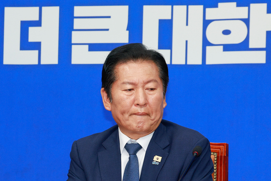 생각에 잠긴 정청래 대표