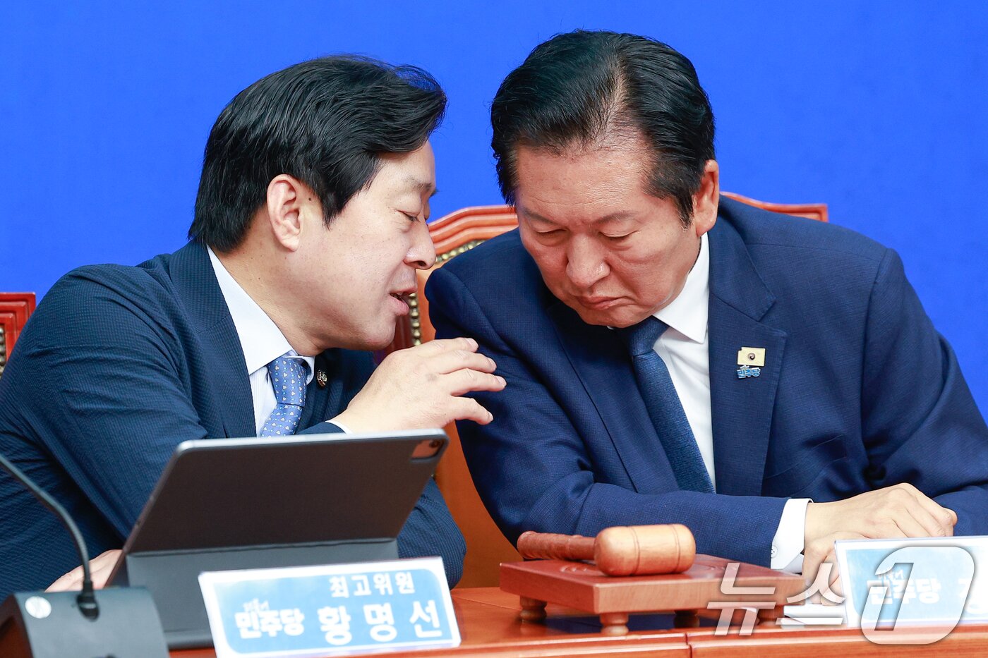 본문 이미지 - 정청래 더불어민주당 대표(오른쪽)와 황명선 최고위원이 10일 오전 서울 여의도 국회에서 열린 최고위원회의에 참석해 대화를 하고 있다. 2026.6.10 ⓒ 뉴스1 안은나 기자